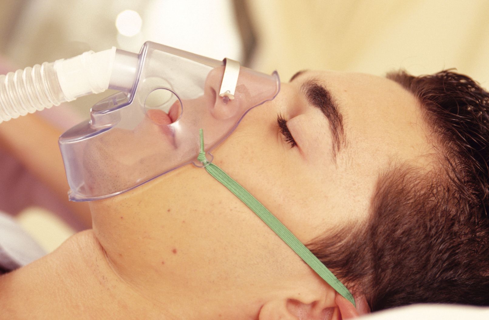 Подача кислорода через маску. Кислородная маска оксигенотерапия. Гипоксия. Кислородная терапия гипоксии. Ингаляция кислородом.